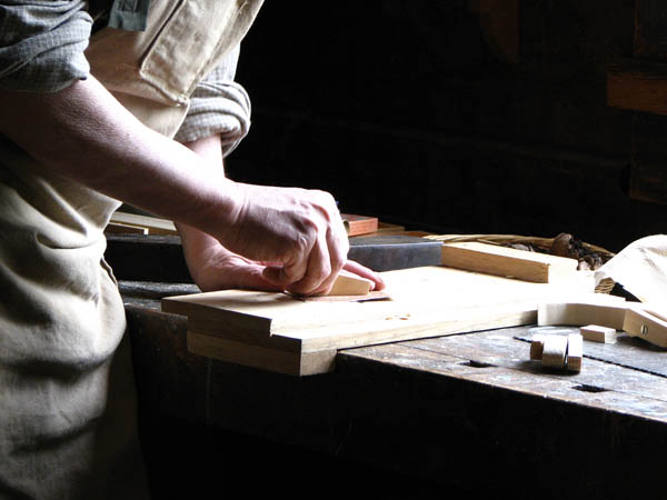 Nacemos de la influencia y formación  heredada en el sector de la <strong>carpintería de madera y ebanistería  en Artés.</strong>
